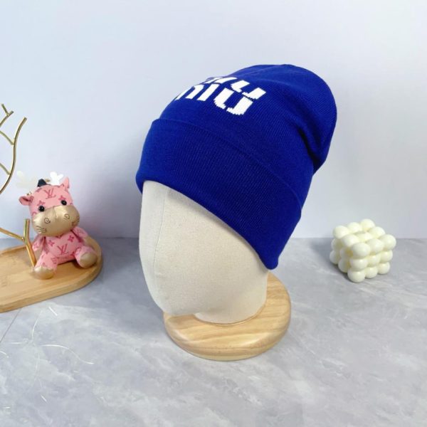 Le dernier bonnet tricoté en laine de MiuMiu, unisexe