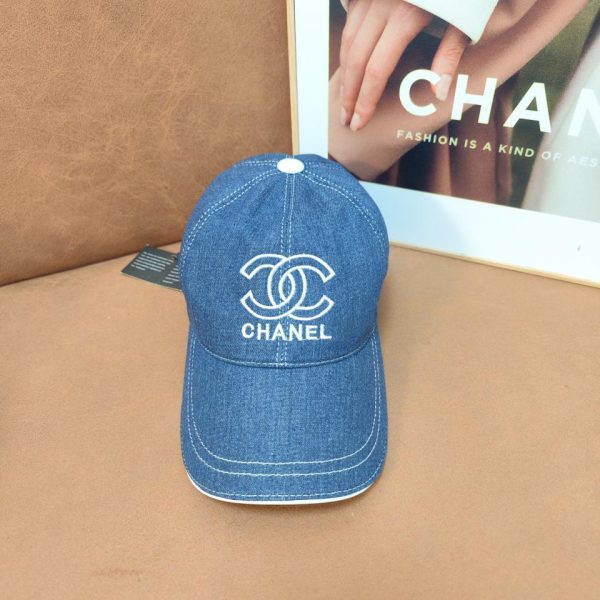 Casquette de baseball brodée en jean Chanel