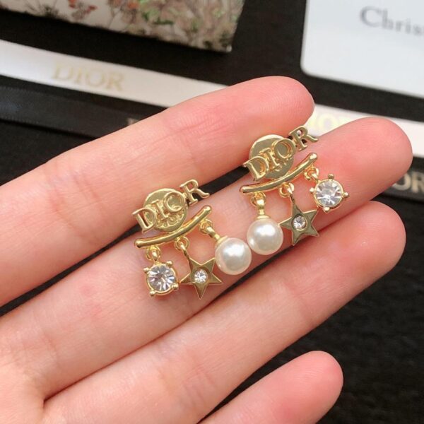 Les boucles d'oreilles Dior sont les mêmes au comptoir (7D93)