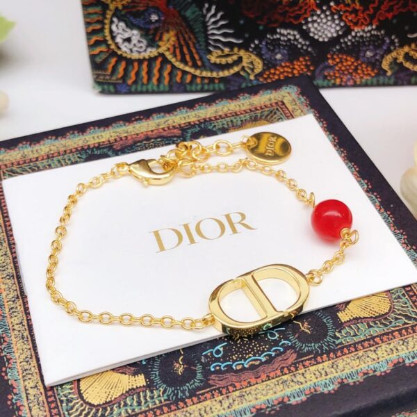 Le dernier bracelet de perles rouges de Dior (71CD)