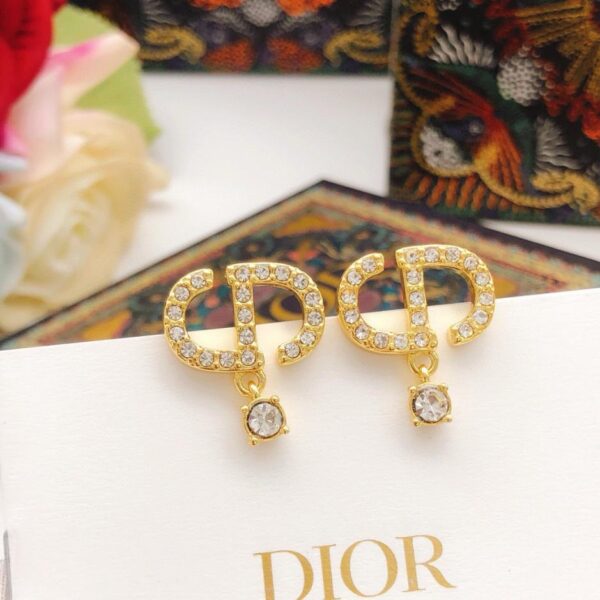 Les dernières boucles d'oreilles mini cd de Dior (02C5)