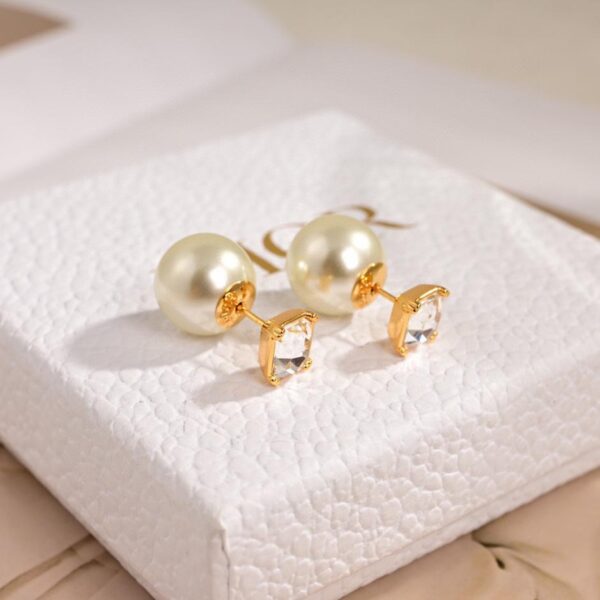 Boucles d'oreilles Dior nouvelle lettre CD (E01A)