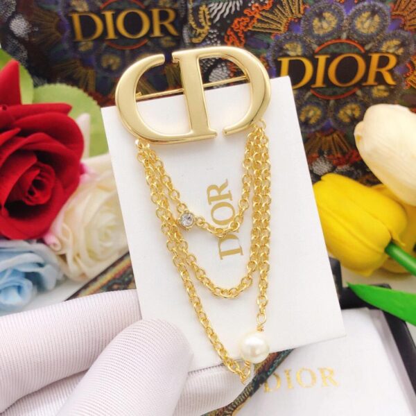 Les dernières boucles d'oreilles à pampilles CD de Dior (9BB9)