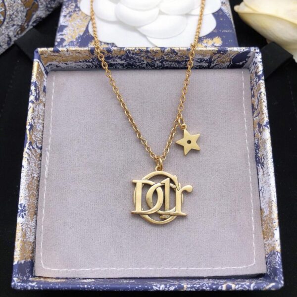 Le nouveau collier étoile lettre Dior de Dior (4BFA)