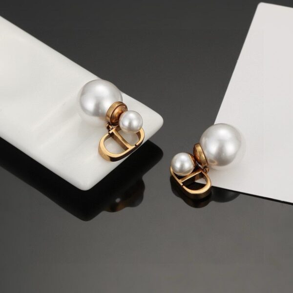Les nouvelles boucles d'oreilles les plus vendues de Dior (C616)