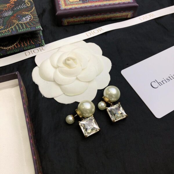 Boucles d'oreilles CD neuves Dior (59C6)
