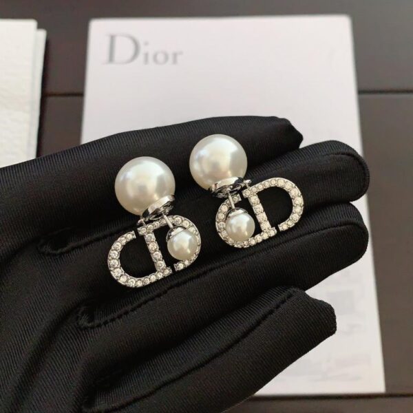 Les dernières boucles d'oreilles CD en diamants, grandes et petites perles, en argent de Dior (2FB8)