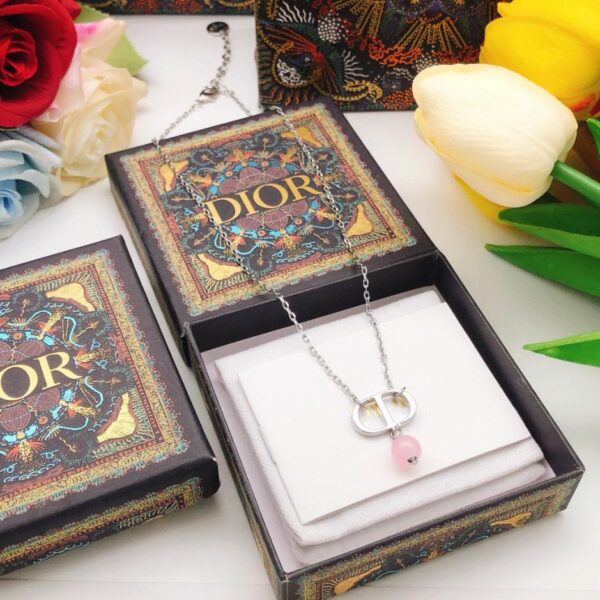 Le dernier collier de perles suspendues roses de Dior (5610)