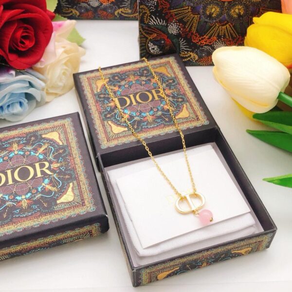 Le dernier collier de perles suspendues roses de Dior (3C5A)