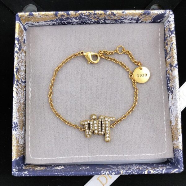 Le nouveau compteur de bracelet lettre de Dior (24C6)