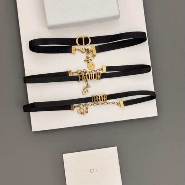 Collier ras du cou en corde noire lettre Dior (1FDA)