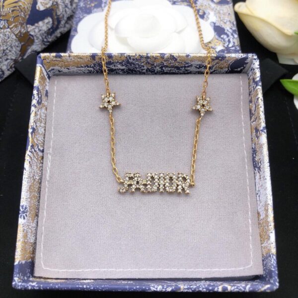 Le nouveau collier étoile JADIOR de Dior (3BE2)