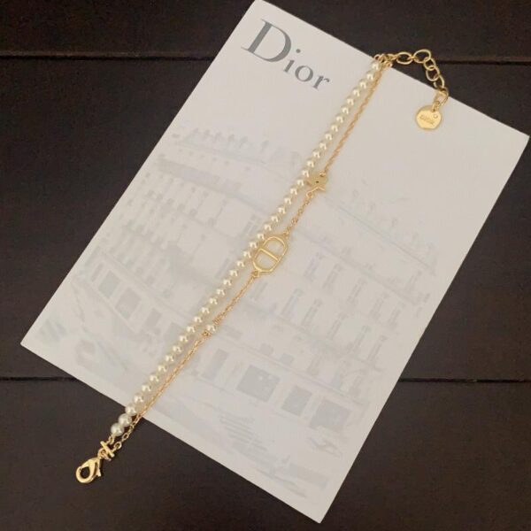 Le dernier bracelet double couche de perles de Dior (683D)