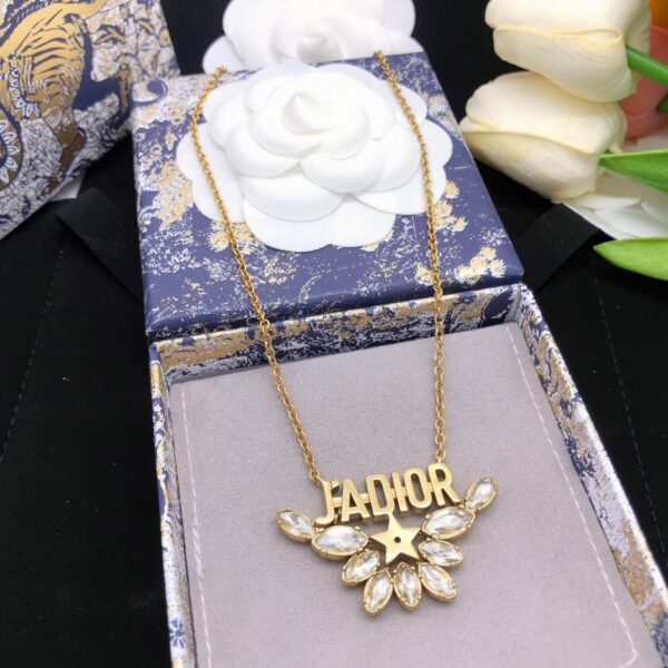 Dior lance le nouveau collier Dior nouveau marquise (4119)