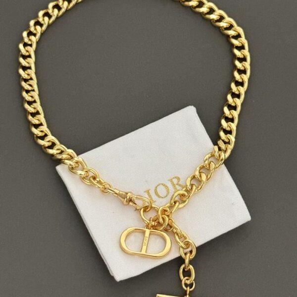 Le nouveau collier lettre cd de Dior, matériau en laiton cohérent (C533)