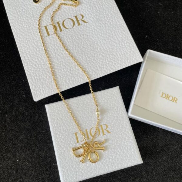 Dernier collier Dior (567B)