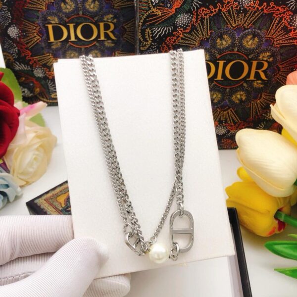 Le dernier collier double épaisseur de Dior (C8D9)