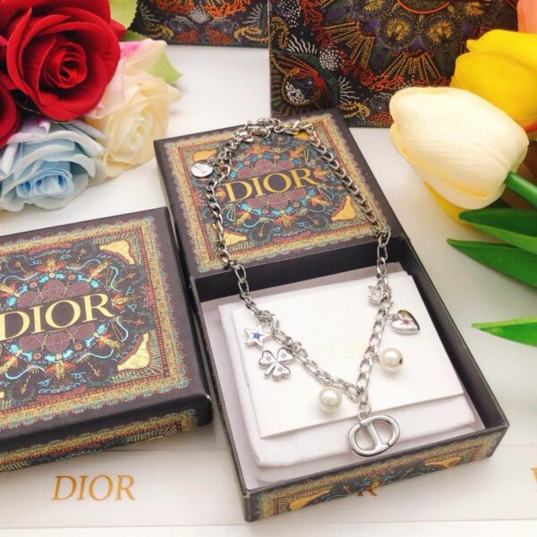 Le dernier collier nez de cochon de Dior (9F4B)