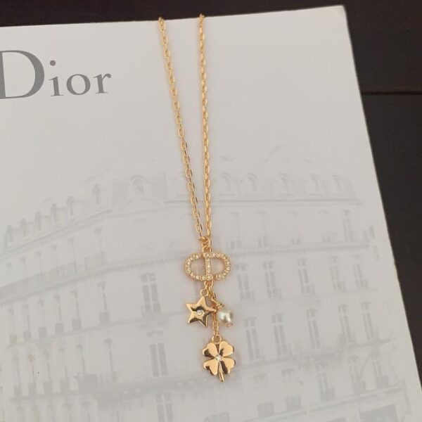 Le dernier collier trèfle à quatre feuilles de Dior (4D25)