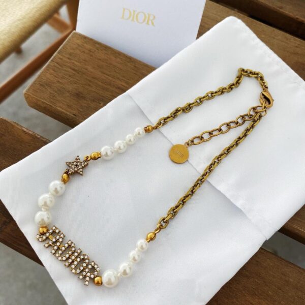 Le dernier collier de Dior (DB24)