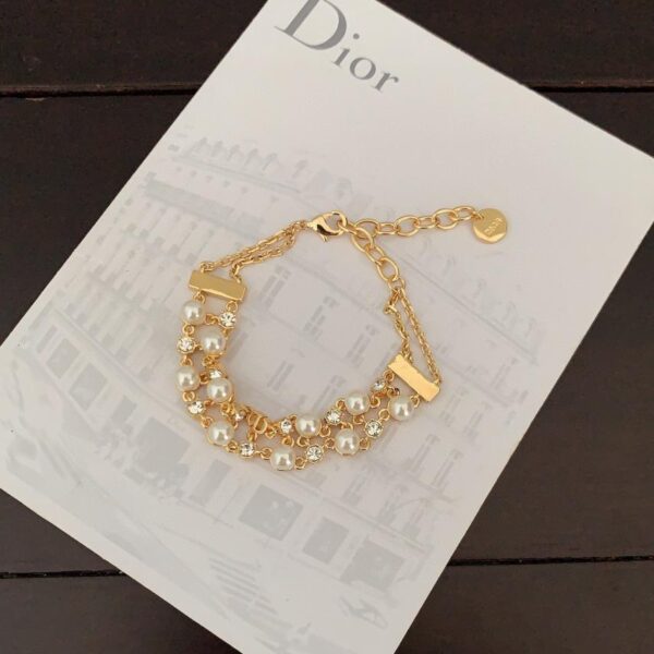 Le dernier bracelet de perles double épaisseur robuste de Dior (478F)