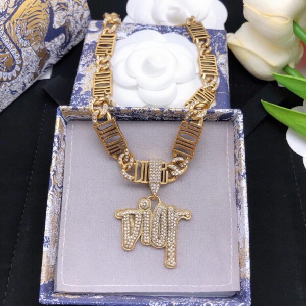 Collier neuf lettre diamant Dior (837F)