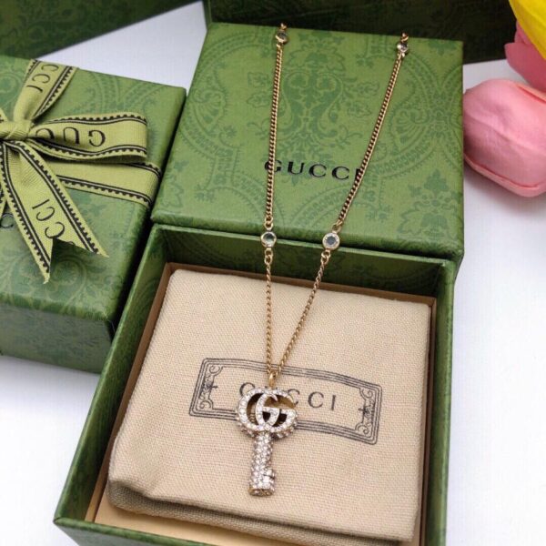 Collier clé double G en cristal Gucci (8B37)