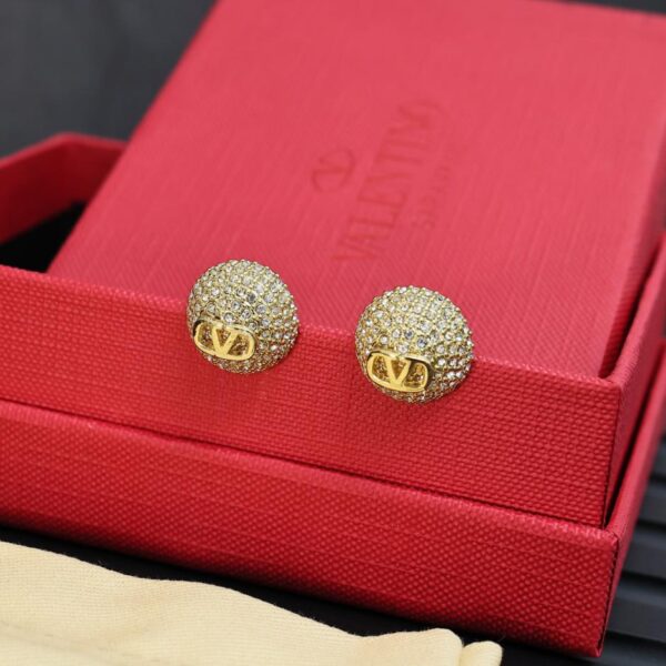 Les boucles d'oreilles préférées de Valentino cette année (A0C6)