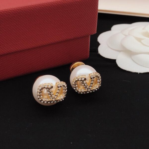 Boucles d'oreilles en perles Valentino en forme de V avec diamants (6EAC)