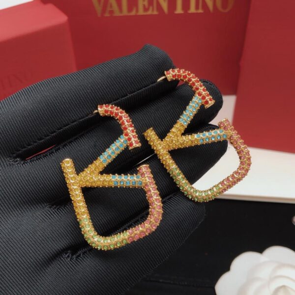 Les dernières boucles d'oreilles en diamant en forme de V de Valentino (8905)
