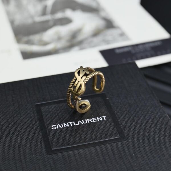 Bague lettre vieillie vintage Yves Saint Laurent Y (0226)