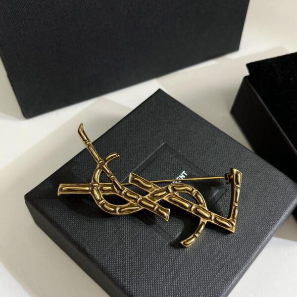 Broche lettre en bambou vintage Saint Laurent (36F6)