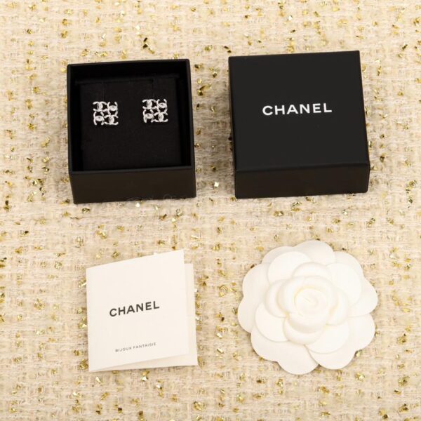 Boucles d'oreilles Chanel carré C