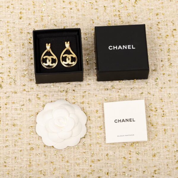 Boucles d'oreilles lettre gravée goutte d'eau Chanel