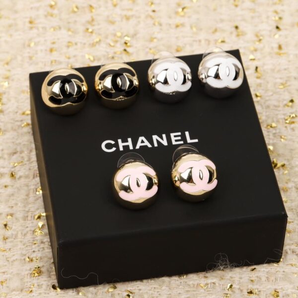 Boucles d'oreilles clous double C en métal demi-cercle Chanel