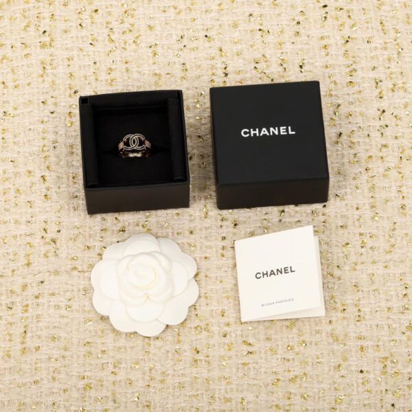 Bague double c blanche en dentelle noire Chanel