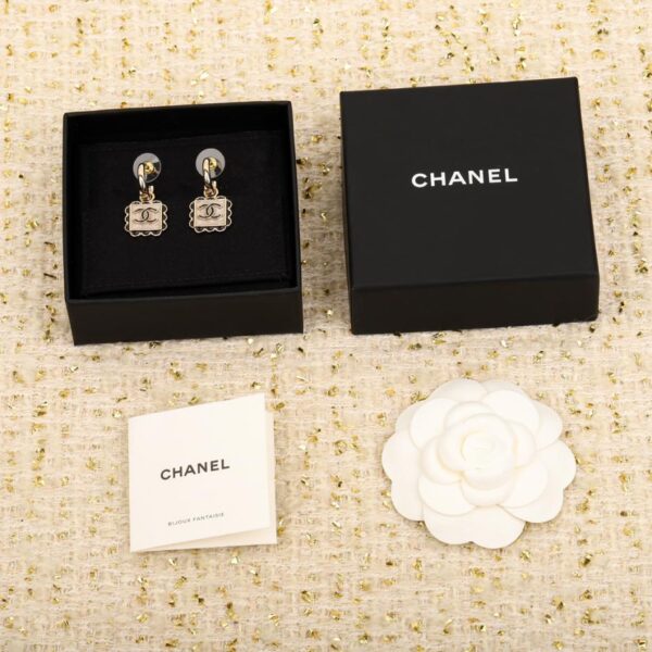 Boucles d'oreilles cube de sucre en dentelle noire Chanel