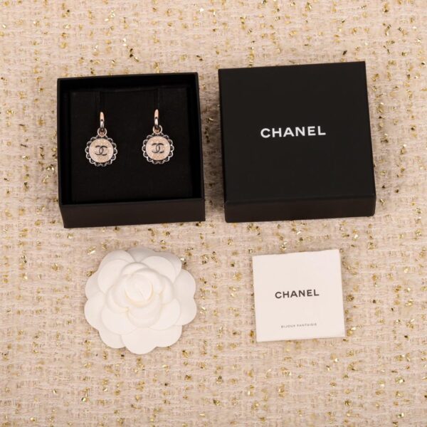 Boucles d'oreilles double c blanches en dentelle noire Chanel