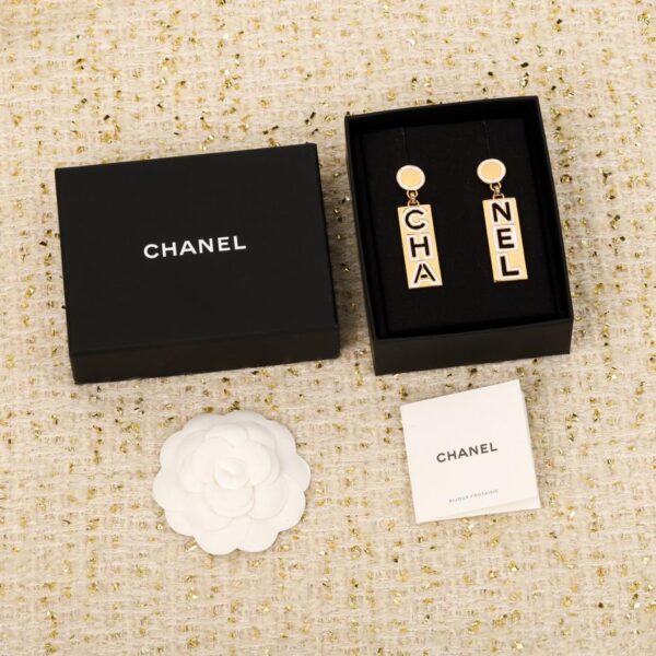 Boucles d'oreilles goutte à lettre Chanel