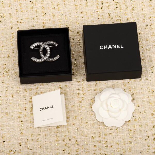 Broche double c en demi-diamant Chanel