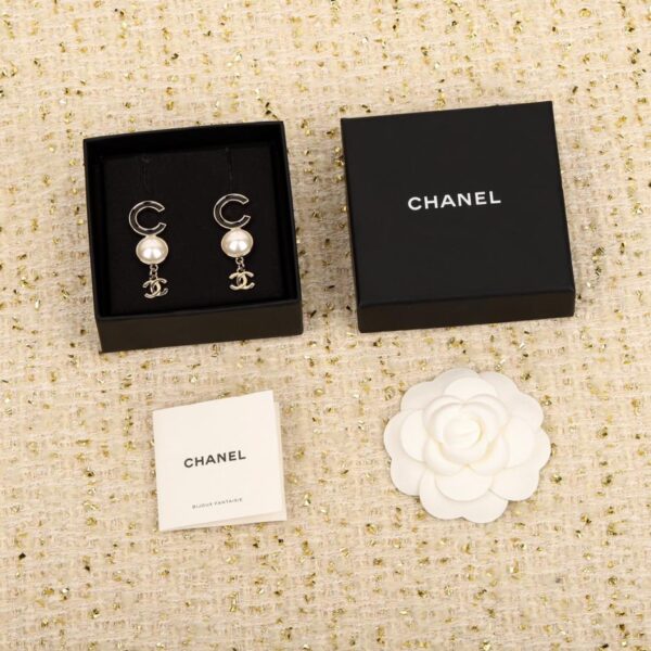  Boucles d'oreilles à tige Double C avec pendentif lettre perle Chanel