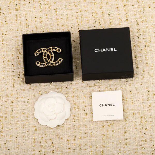 Broche double C en cuir Chanel