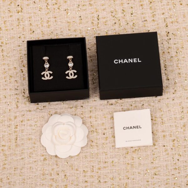 Boucles d'oreilles clous double C en strass Chanel