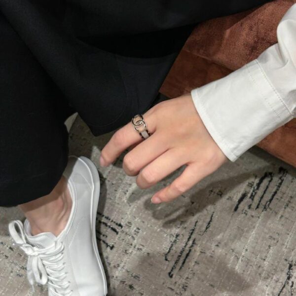 Bague double c blanche en dentelle noire Chanel