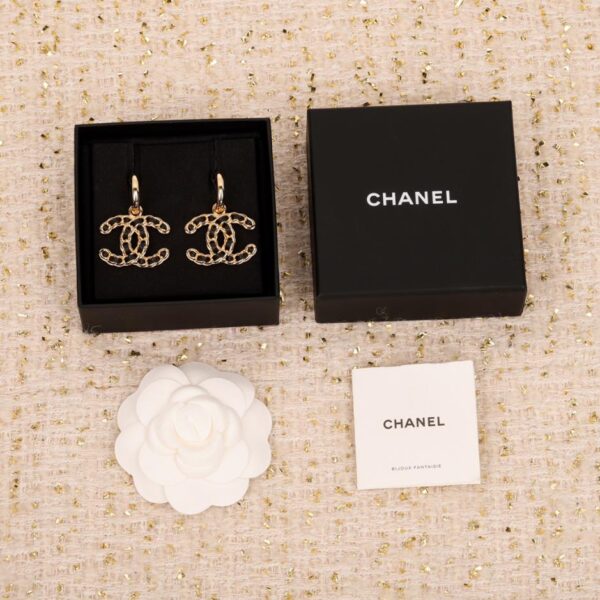 Chanel porte des crochets d'oreille double C en cuir