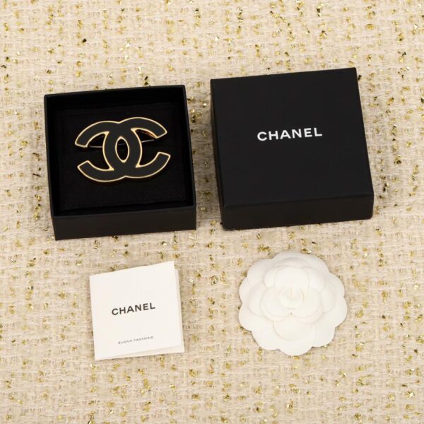 Broche en résine Double C avec pendentif perle Chanel