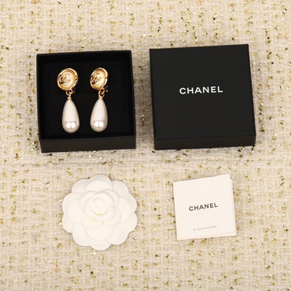 Boucles d'oreilles en perles double C bouton Chanel