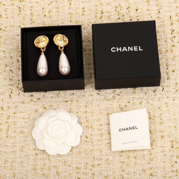 Boucles d'oreilles en perles double C bouton Chanel