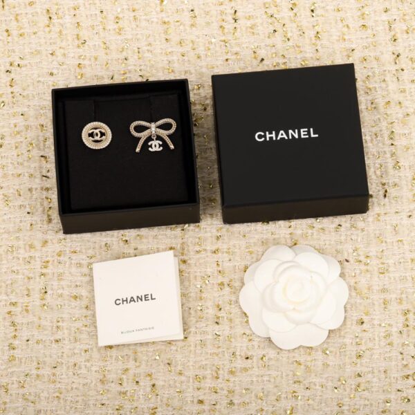 Chanel Bow suspendu Double C + broche ronde creuse Double C