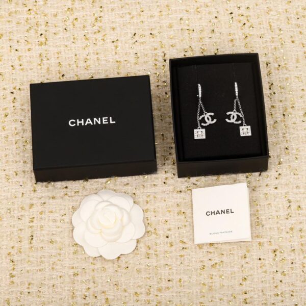 Boucles d'oreilles à tige double C creuses carrées Chanel